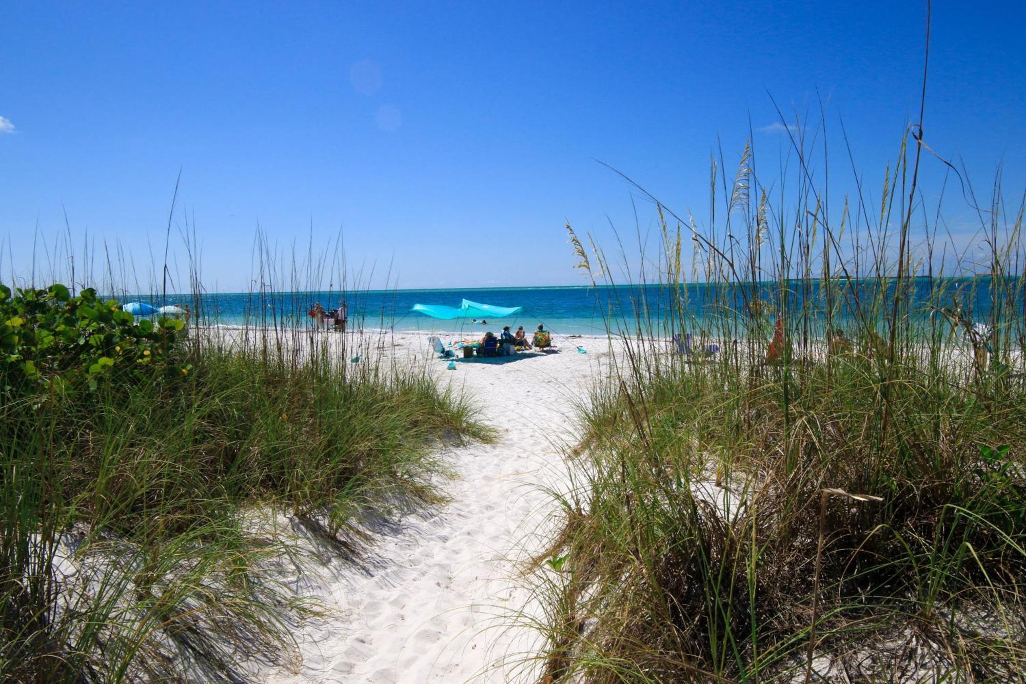 Anna Maria Island Runaway Tropical Dream-One Minute Walk To The Beach-Heated Pool Bradenton Beach Exterior foto